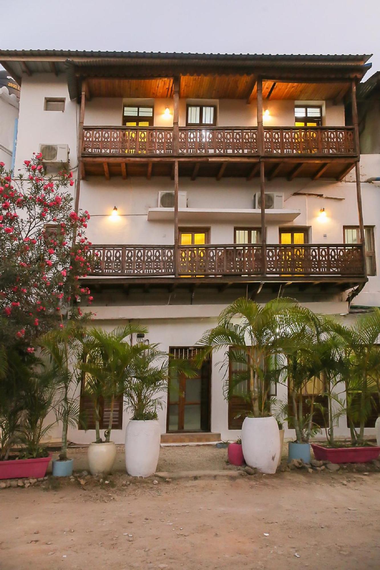 Town Nest Hotell 3*